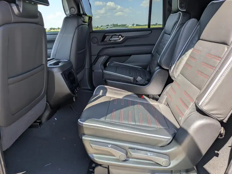 2026 GMC Yukon At4 Ultimate, sivá, 0 km, dovoz Kanada — foto 9 z 12