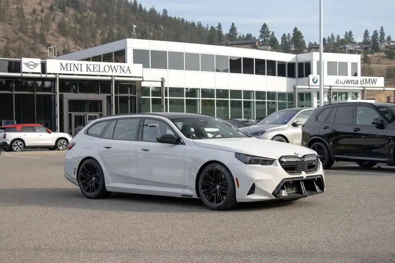 2027 BMW M5 Touring, biela, 90 km, dovoz Kanada — foto 1