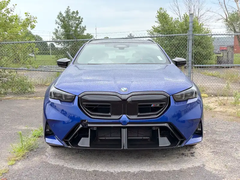 2027 BMW M5 Touring, modrá, 90 km, dovoz Kanada — foto 2 z 5