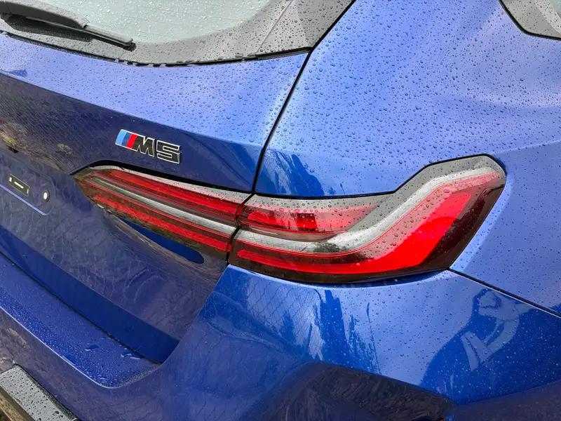2027 BMW M5 Touring, modrá, 90 km, dovoz Kanada — foto 4 z 5