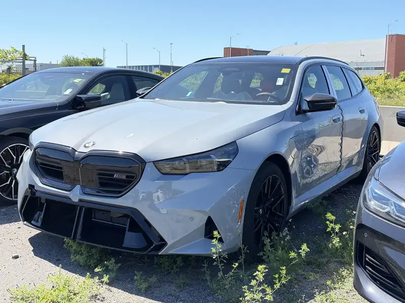 2027 BMW M5 Touring, sivá, 90 km, dovoz Kanada — foto 1