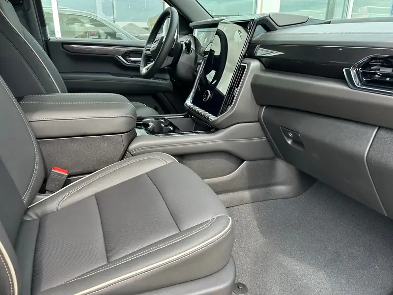2026 GMC Yukon Elevation, biela, 0 km, dovoz Kanada — foto 2 z 12