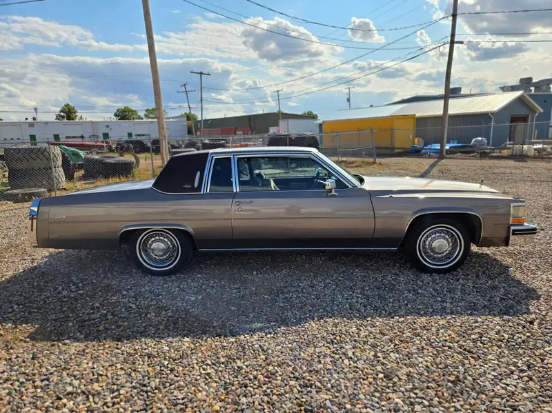 1984 Cadillac Deville Fuel injected, Very original - everything working!, 55 000 km, dovoz Kanada — foto 5 z 12