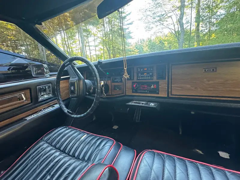 1984 Cadillac Eldorado, čierna, 86 000 km, dovoz Kanada — foto 5 z 8