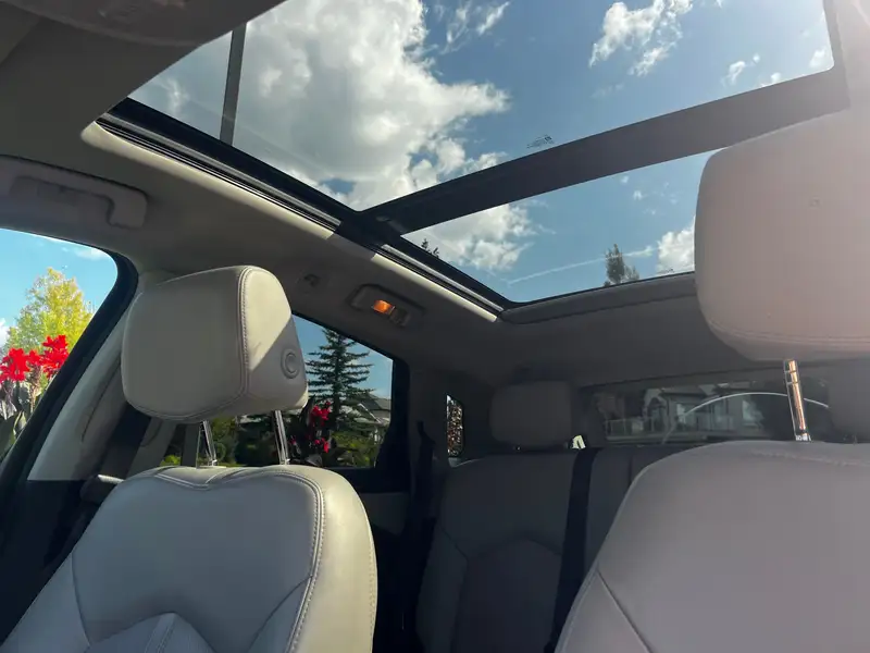 2015 Cadillac SRX Luxury, biela, 145 000 km, dovoz Kanada — foto 7 z 11