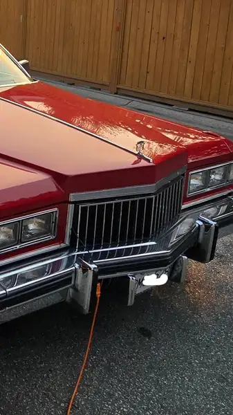 1975 Cadillac Deville D'Elegence, červená, 100 000 km, dovoz Kanada — foto 1 z 11 1975 Cadillac Deville D'Elegence, červená, 100 000 km, dovoz Kanada — foto 1 z 11