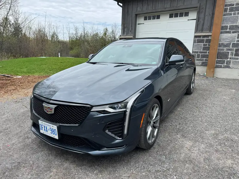 2026 Cadillac CT4-V, modrá, 9 800 km, dovoz Kanada — foto 1
