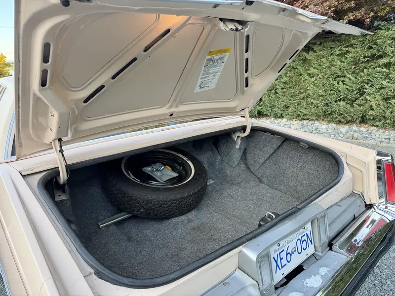 1977 Cadillac Deville 4dr, 40 000 km, dovoz Kanada — foto 12 z 12