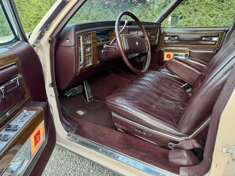 1977 Cadillac Deville 4dr, 40 000 km, dovoz Kanada — foto 7 z 12