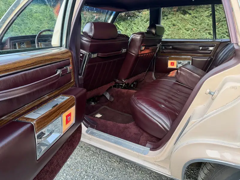 1977 Cadillac Deville 4dr, 40 000 km, dovoz Kanada — foto 8 z 12