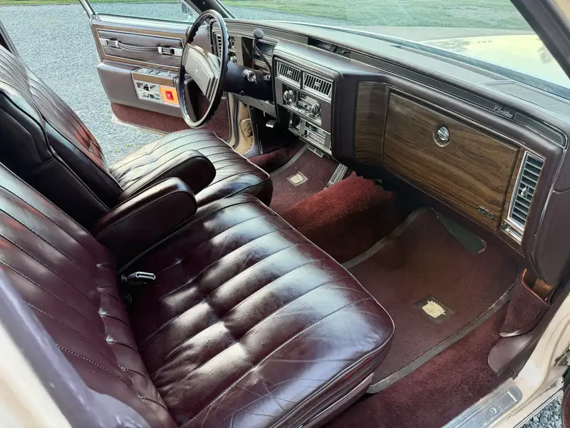 1977 Cadillac Deville 4dr, 40 000 km, dovoz Kanada — foto 9 z 12