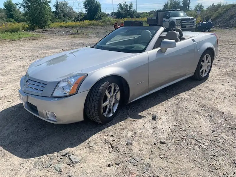 2005 Cadillac XLR A super comfortable, zlatá, 32 500 km, dovoz Kanada — foto 1 z 12 2005 Cadillac XLR A super comfortable, zlatá, 32 500 km, dovoz Kanada — foto 1 z 12