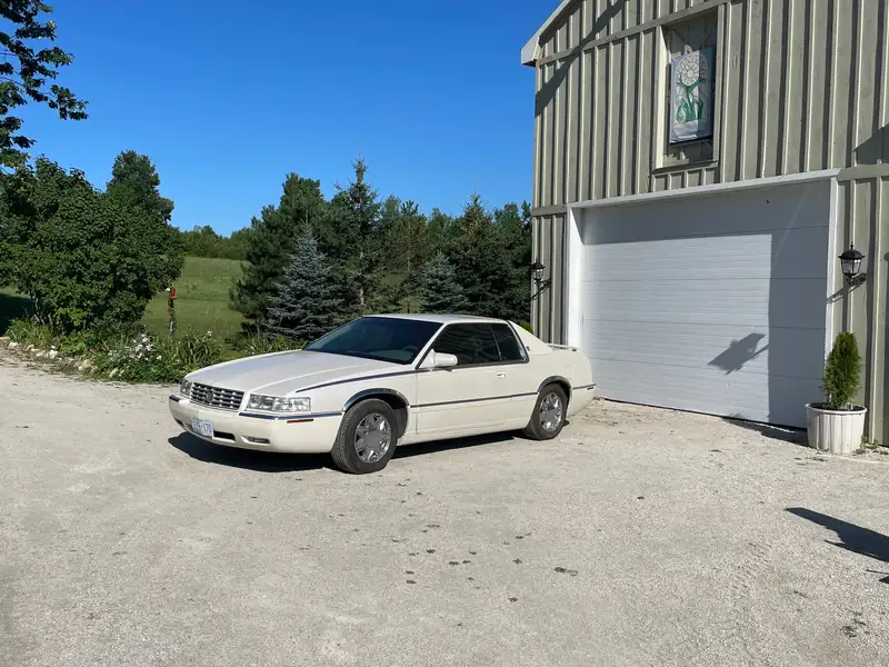 2000 Cadillac Eldorado ESC, biela, 150 000 km, dovoz Kanada — foto 1 z 5 2000 Cadillac Eldorado ESC, biela, 150 000 km, dovoz Kanada — foto 1 z 5