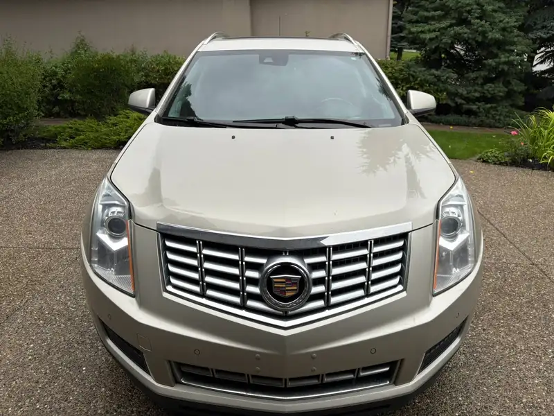 2016 Cadillac SRX Luxury, zlatá, 237 562 km, dovoz Kanada — foto 2 z 5