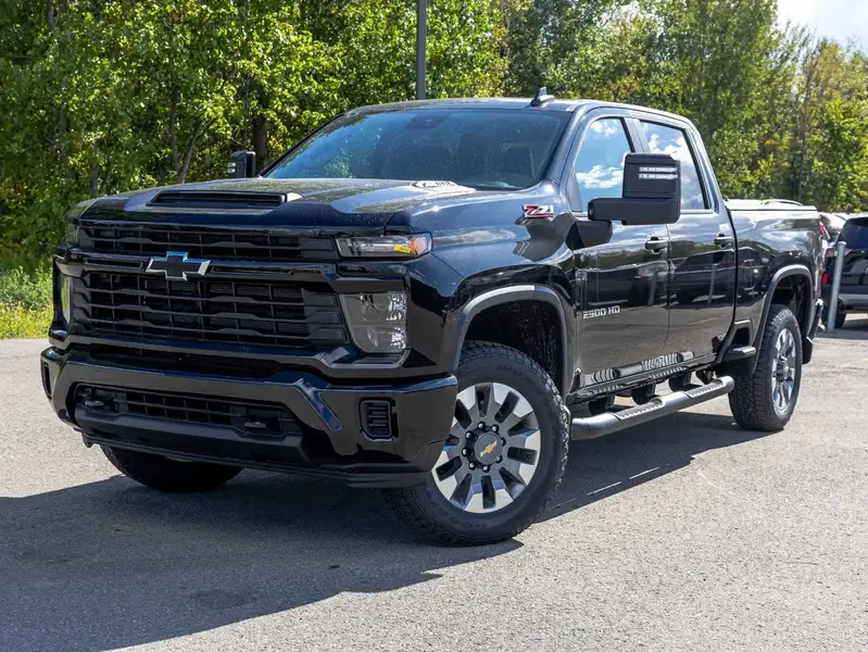 2026 Chevrolet Silverado 2500 CUSTOM, čierna, 11 km, dovoz Kanada — foto 1