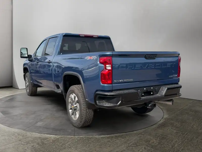 2026 Chevrolet Silverado 2500 Custom, modrá, 4 km, dovoz Kanada — foto 2 z 12