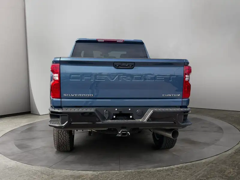 2026 Chevrolet Silverado 2500 Custom, modrá, 4 km, dovoz Kanada — foto 3 z 12