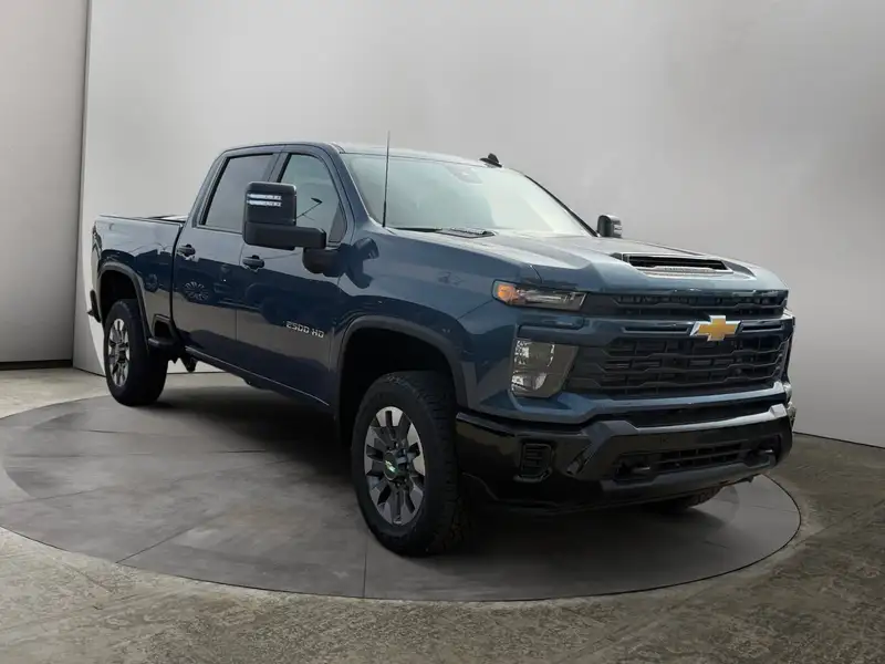 2026 Chevrolet Silverado 2500 Custom, modrá, 4 km, dovoz Kanada — foto 5 z 12