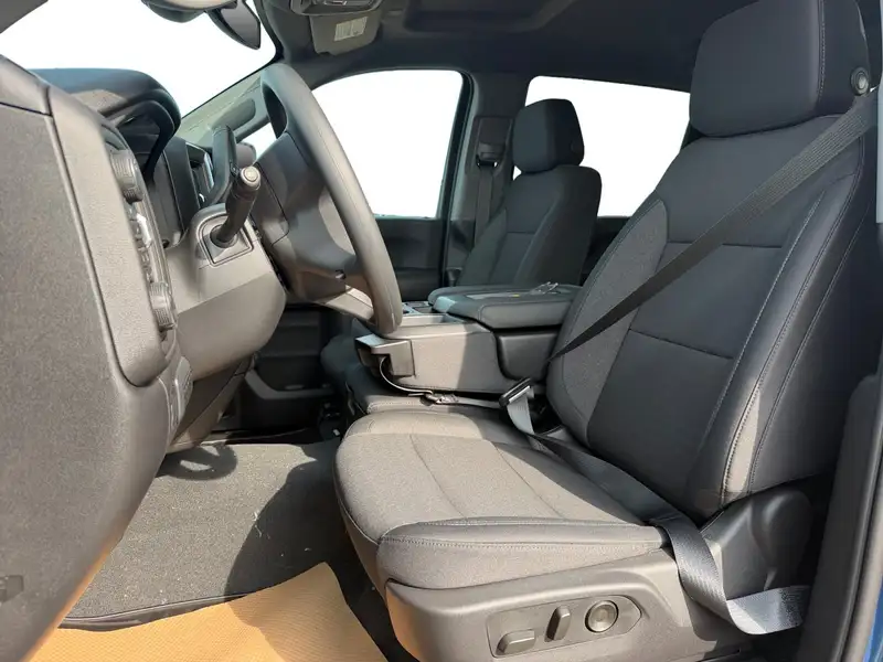 2026 Chevrolet Silverado 2500 Custom, modrá, 4 km, dovoz Kanada — foto 9 z 12
