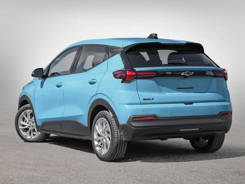 2027 Chevrolet Bolt, modrá, 250 km, dovoz Kanada — foto 4 z 12