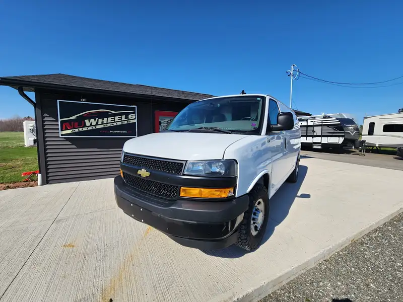 2022 Chevrolet Express 2500, biela, 31 999 km, dovoz Kanada — foto 1