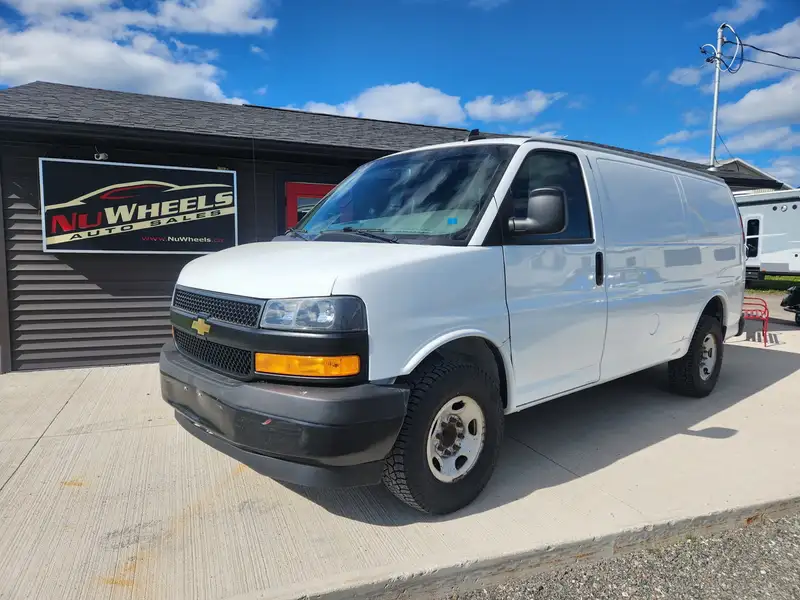 2022 Chevrolet Express 2500, biela, 78 089 km, dovoz Kanada — foto 1