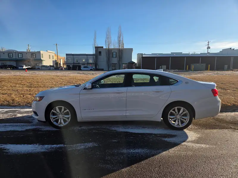 2017 Chevrolet Impala 4dr Sdn LT w-1LT, biela, 193 639 km, dovoz Kanada — foto 2 z 5