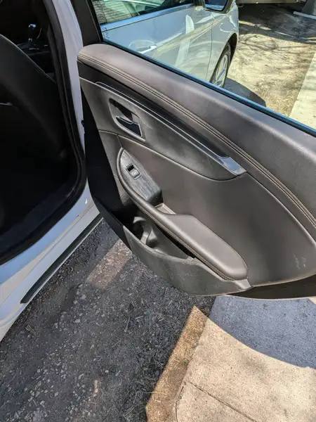 2017 Chevrolet Impala LT, biela, 149 500 km, dovoz Kanada — foto 7 z 8