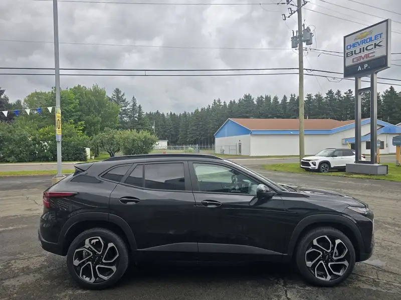 2026 Chevrolet Trax 2RS, čierna, 0 km, dovoz Kanada — foto 4 z 9