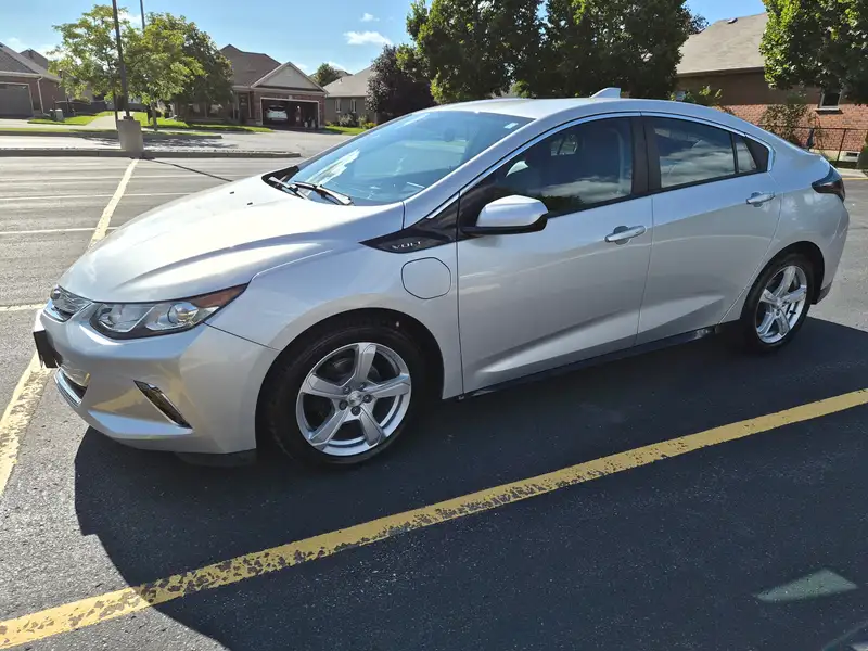 2019 Chevrolet Volt, strieborná, 110 235 km, dovoz Kanada — foto 1