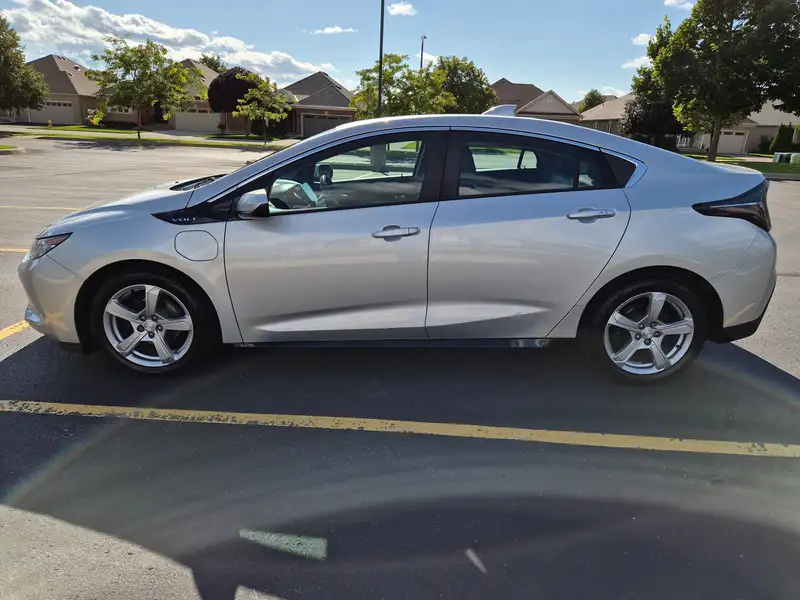 2019 Chevrolet Volt, strieborná, 110 235 km, dovoz Kanada — foto 2 z 12