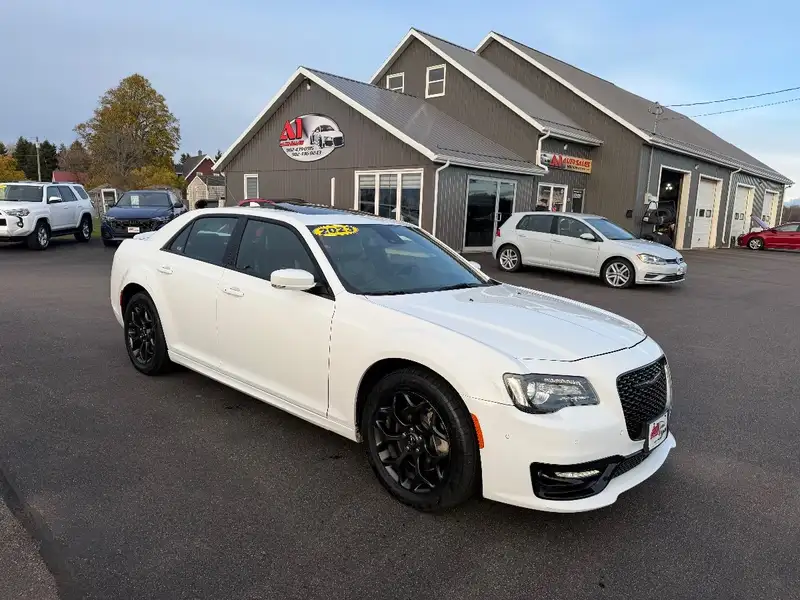 2023 Chrysler 300 300S, 81 000 km, dovoz Kanada — foto 1