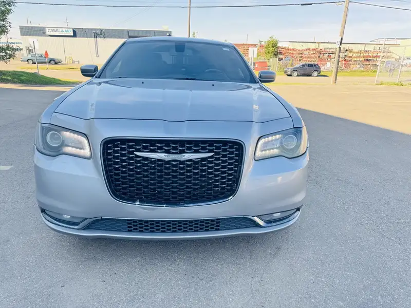 2018 Chrysler 300 300S, sivá, 176 568 km, dovoz Kanada — foto 2 z 12