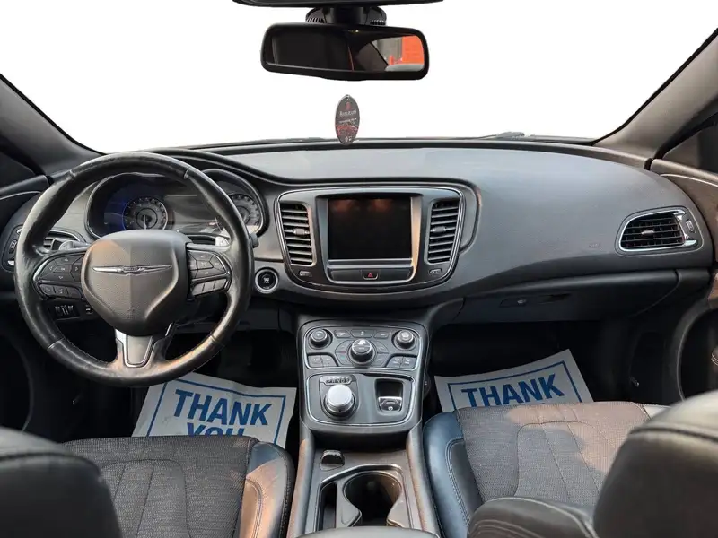 2016 Chrysler 200, červená, 165 130 km, dovoz Kanada — foto 10 z 12