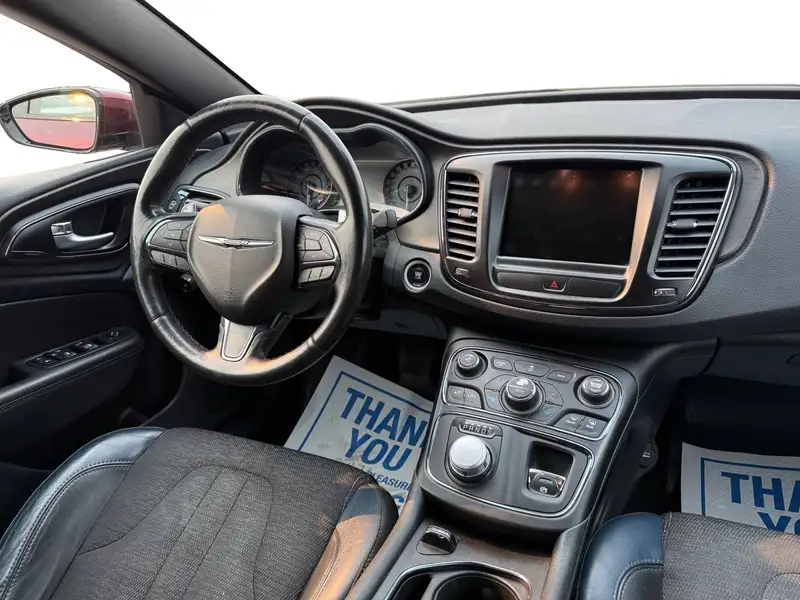 2016 Chrysler 200, červená, 165 130 km, dovoz Kanada — foto 11 z 12