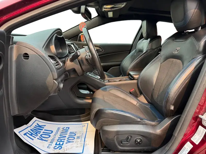2016 Chrysler 200, červená, 165 130 km, dovoz Kanada — foto 9 z 12