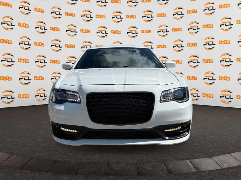 2022 Chrysler 300 300S, biela, 103 756 km, dovoz Kanada — foto 2 z 12