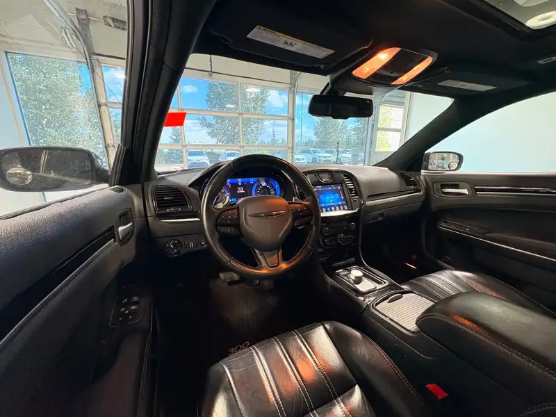 2017 Chrysler 300 300S | AWD, čierna, 98 374 km, dovoz Kanada — foto 10 z 12