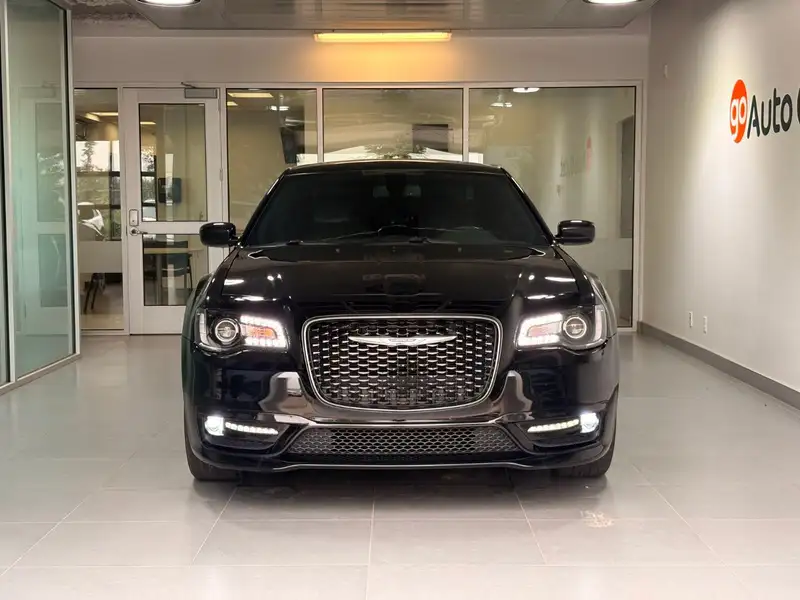 2017 Chrysler 300 300S | AWD, čierna, 98 374 km, dovoz Kanada — foto 2 z 12