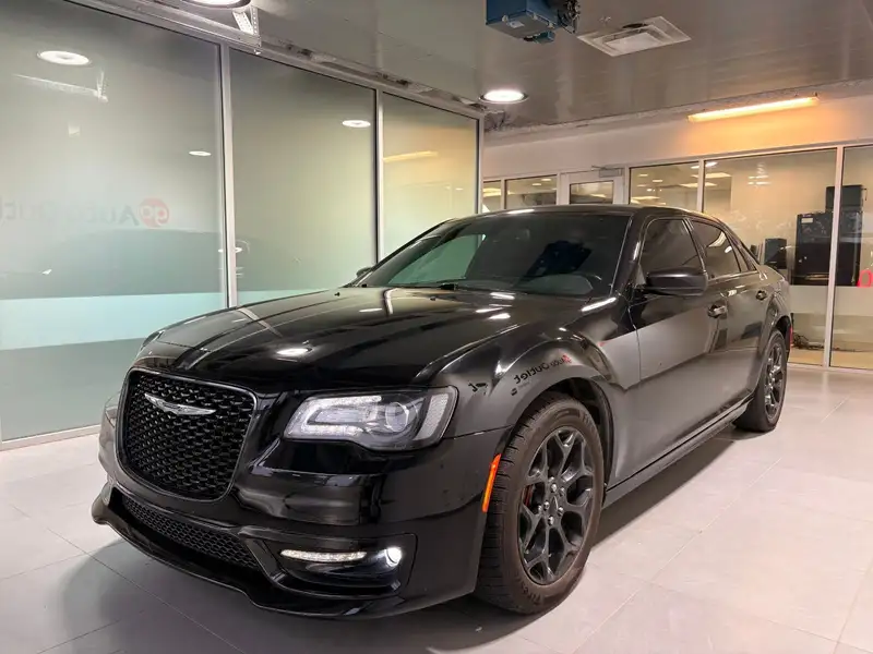 2017 Chrysler 300 300S | AWD, čierna, 98 374 km, dovoz Kanada — foto 3 z 12