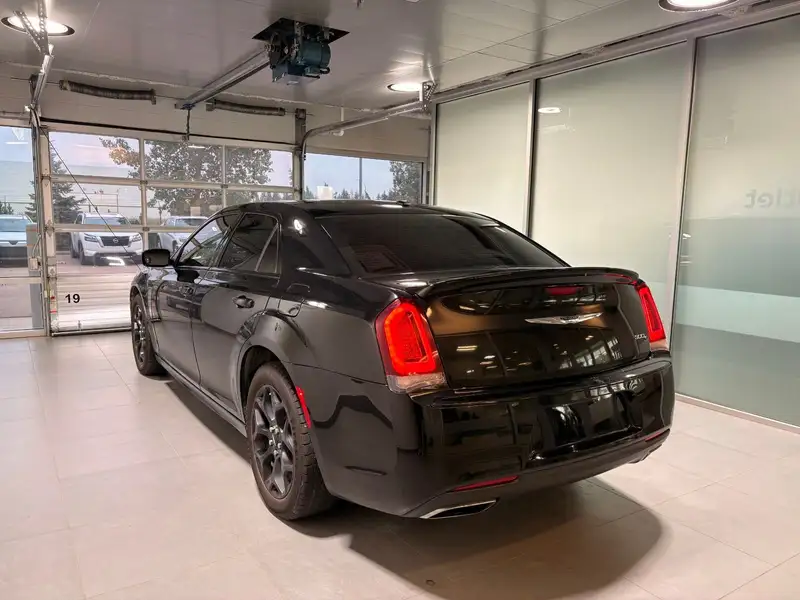 2017 Chrysler 300 300S | AWD, čierna, 98 374 km, dovoz Kanada — foto 4 z 12