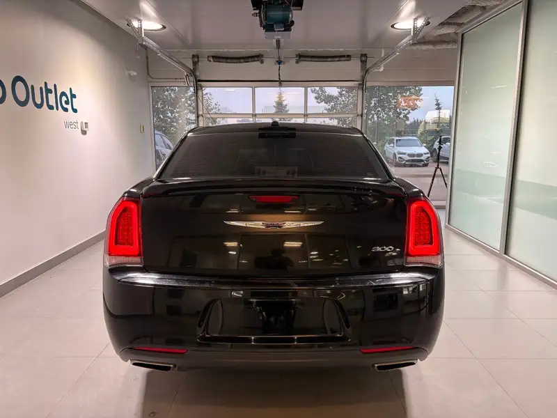 2017 Chrysler 300 300S | AWD, čierna, 98 374 km, dovoz Kanada — foto 5 z 12