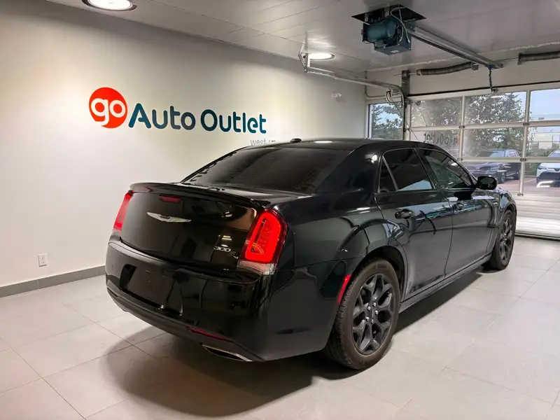 2017 Chrysler 300 300S | AWD, čierna, 98 374 km, dovoz Kanada — foto 6 z 12