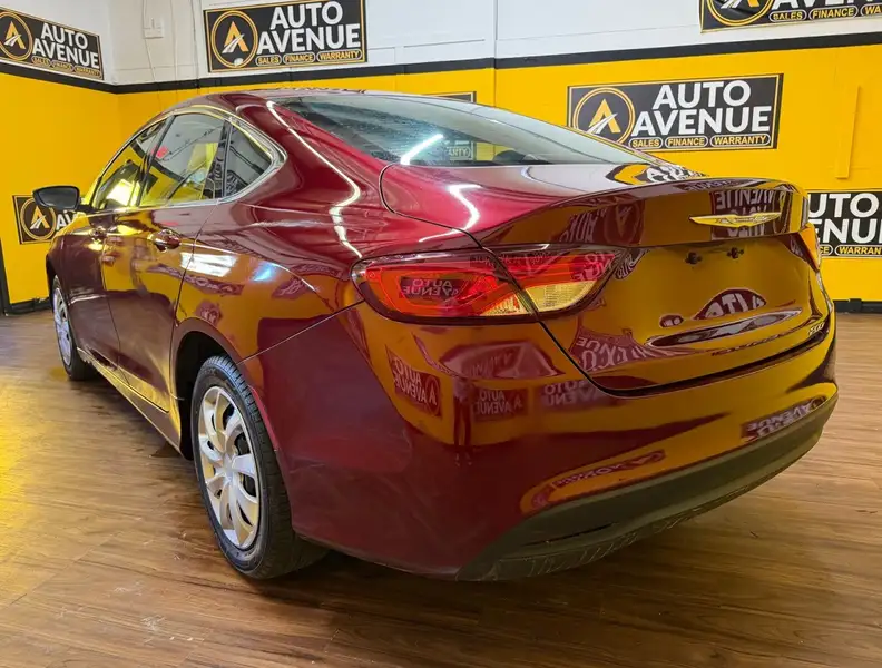 2016 Chrysler 200 LX - KEYLESS ACCESS! BLUETOOTH! PUSH TO START!, 148 749 km, dovoz Kanada — foto 3 z 12