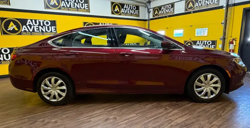2016 Chrysler 200 LX - KEYLESS ACCESS! BLUETOOTH! PUSH TO START!, 148 749 km, dovoz Kanada — foto 6 z 12