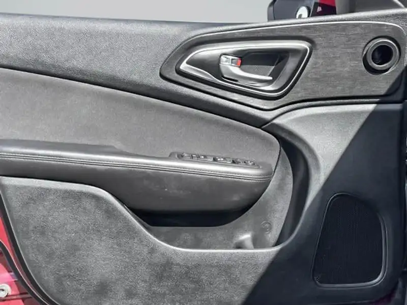 2016 Chrysler 200 LIMITED, červená, 94 399 km, dovoz Kanada — foto 11 z 12