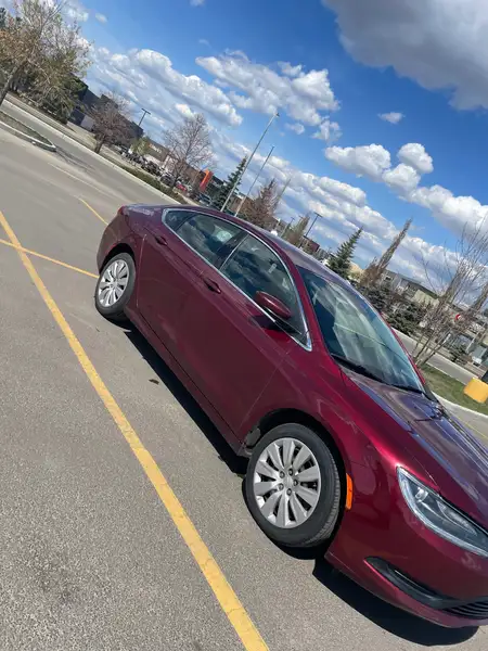 2016 Chrysler 200 LX, červená, 67 304 km, dovoz Kanada — foto 2 z 8