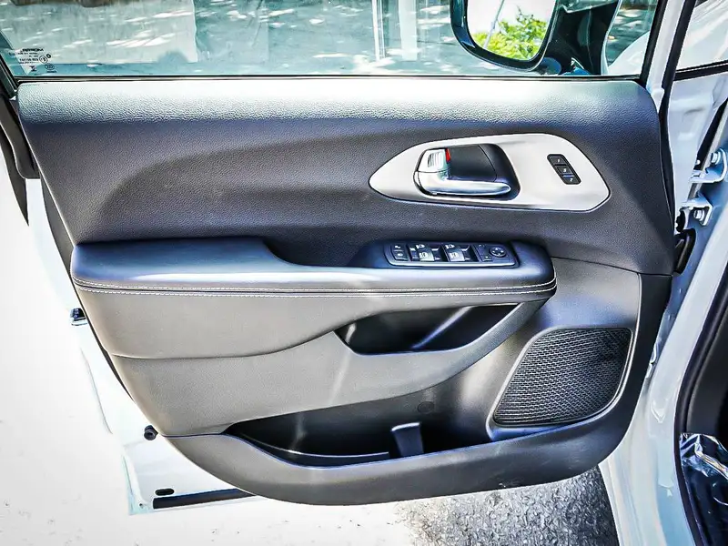 2027 Chrysler Pacifica Select AWD, bílá, 0 km, dovoz Kanada — foto 12 z 12