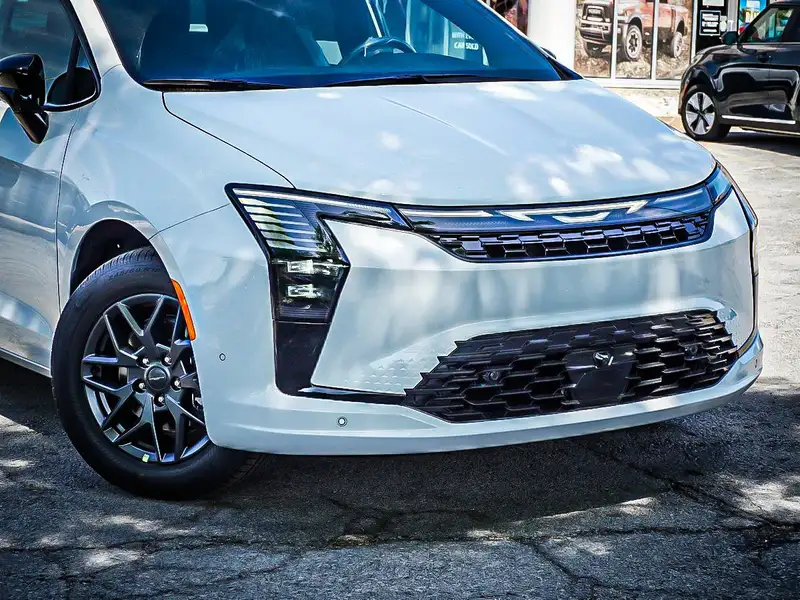 2027 Chrysler Pacifica Select AWD, bílá, 0 km, dovoz Kanada — foto 2 z 12
