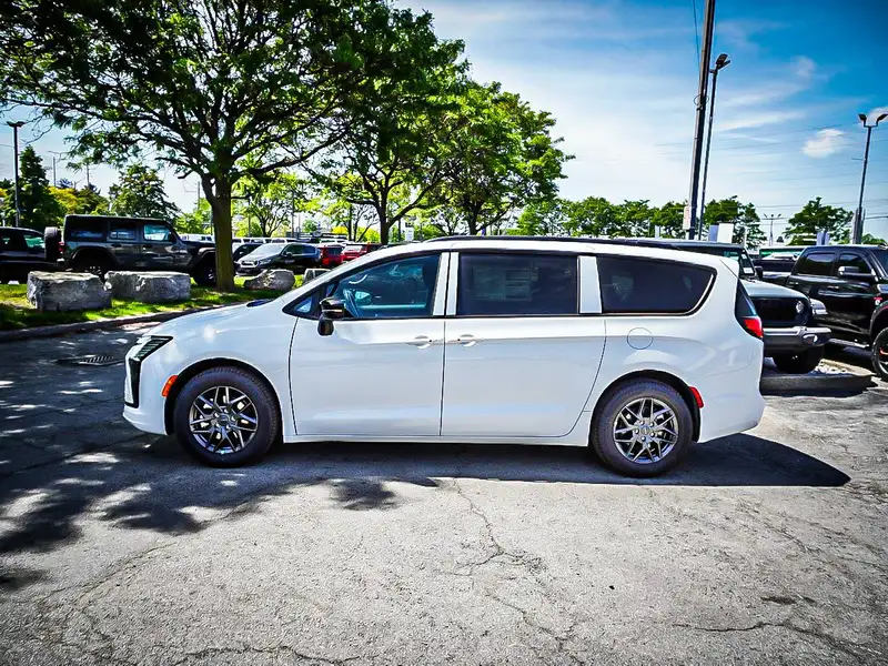 2027 Chrysler Pacifica Select AWD, bílá, 0 km, dovoz Kanada — foto 6 z 12